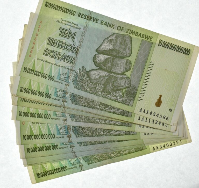 Read more about the article 10 x Pc LOT 2008 10 TRILLION Dollar – Zimbabwe Note – 100/50 Series