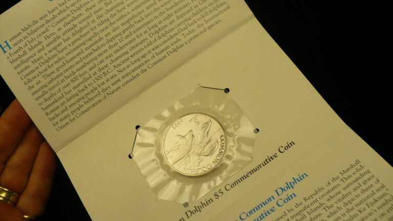 Read more about the article $5.00 common dolphin commemorative coin 1993 Marshall Islands  E369