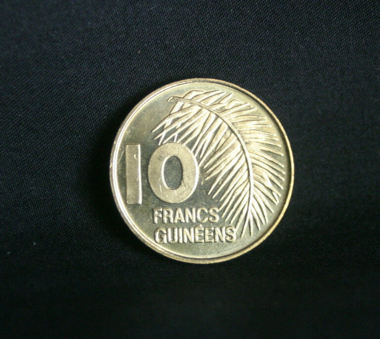 Read more about the article Guinea 10 Francs 1985 Unc World Coin KM52 Africa Palm branch rifle sword Bird