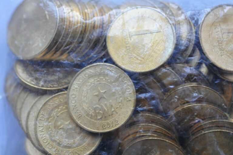 Read more about the article ANGOLA  2 coins -1 and 0.50 Kuanzas 2012 from original bag impossible better