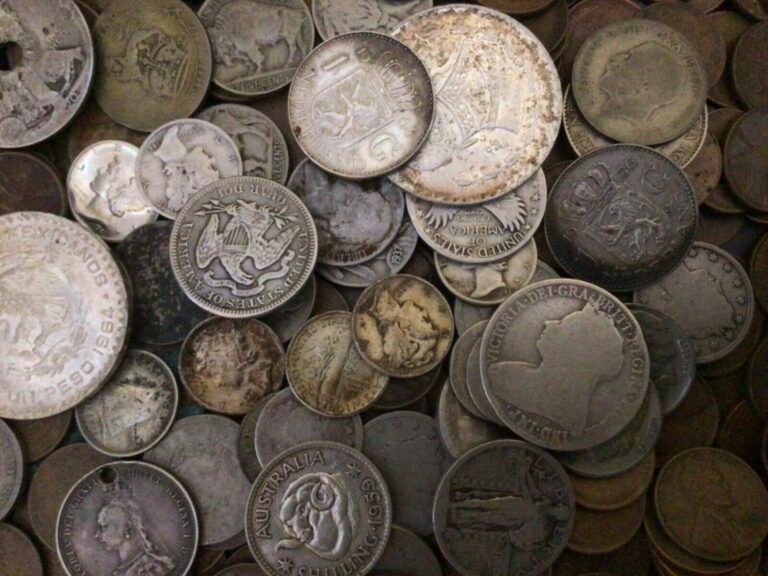 Read more about the article COIN GRAB BAG LOT OF SILVER COINS  NICKELS  AND WHEAT CENTS **8 COINS TOTAL**