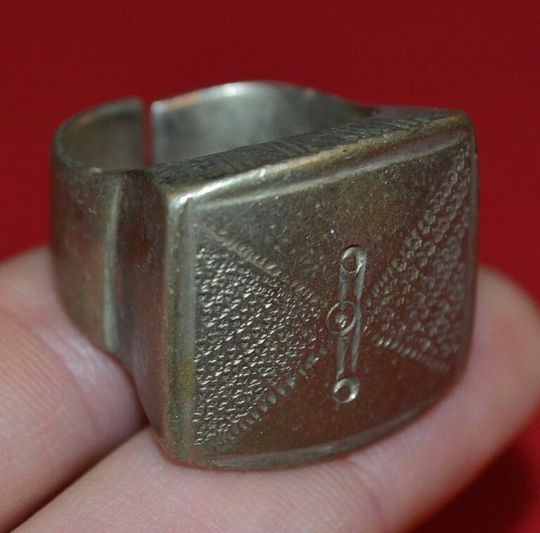 Read more about the article Large Antique Heavy Tuareg Ethnic Coin Silver Ring From Niger Africa Ring Size 8