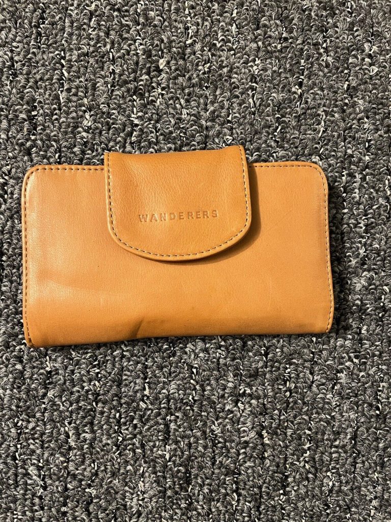 Read more about the article Wanderers Travel Co Whiskey Brown Leather Clutch Flap Snap Coin Card Wallet EUC