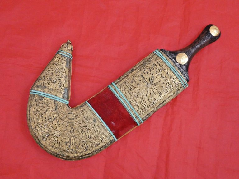 Read more about the article ANTIQUE ISLAMIC JAMBIYA DAGGER YEMEN SAUDI ARABIA 22K Gold Coins Precious Grip