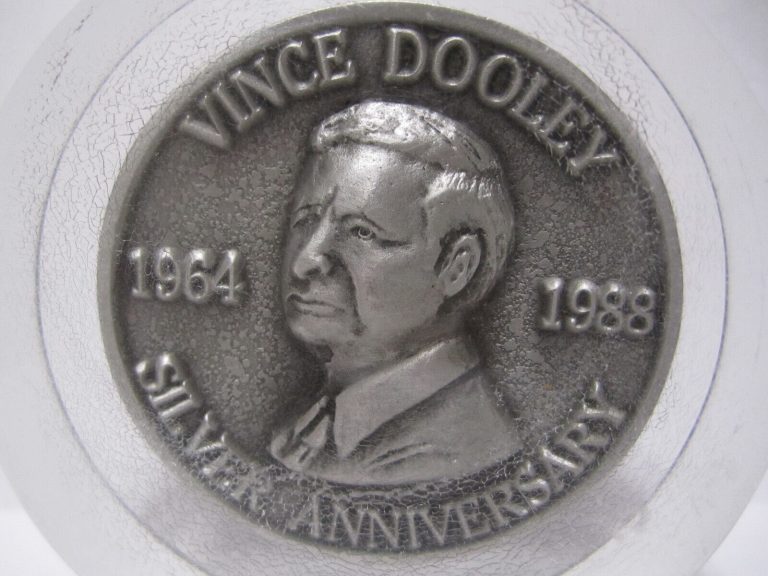 Read more about the article UGA UNIVERSITY OF GEORGIA BULLDOGS FOOTBALL VINCE DOOLEY LARGE COIN IN ACRYLIC