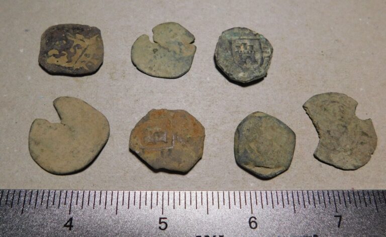 Read more about the article 1600s or older UNCLEANED Spanish coins  treasure of 7 pieces !!