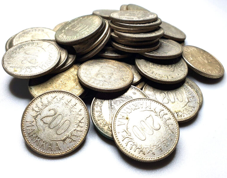 Read more about the article Finland 200 Markkaa Lot of 1 Random 1956-1959 Silver coin Investment Ag Gift!