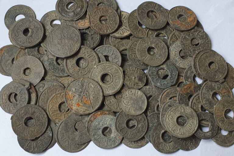 Read more about the article Lot 75 Pcs Palembang Sultanate Indonesia Nusantara Tin Pitis Circa 18th Century