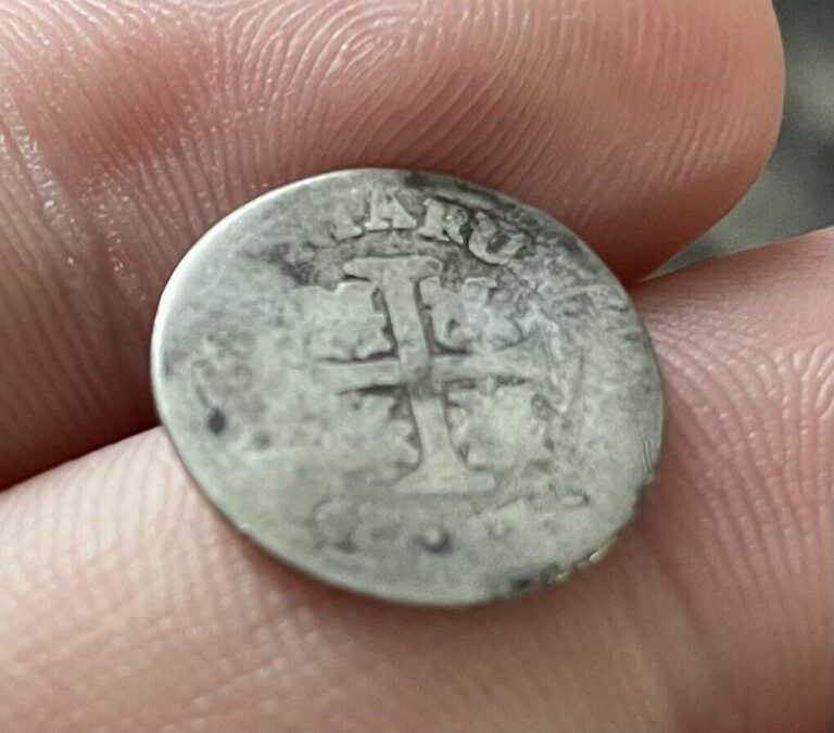 Read more about the article 1762 1/2 Reale Spanish Colonial Silver Pirate Golden Era coin Templar cross
