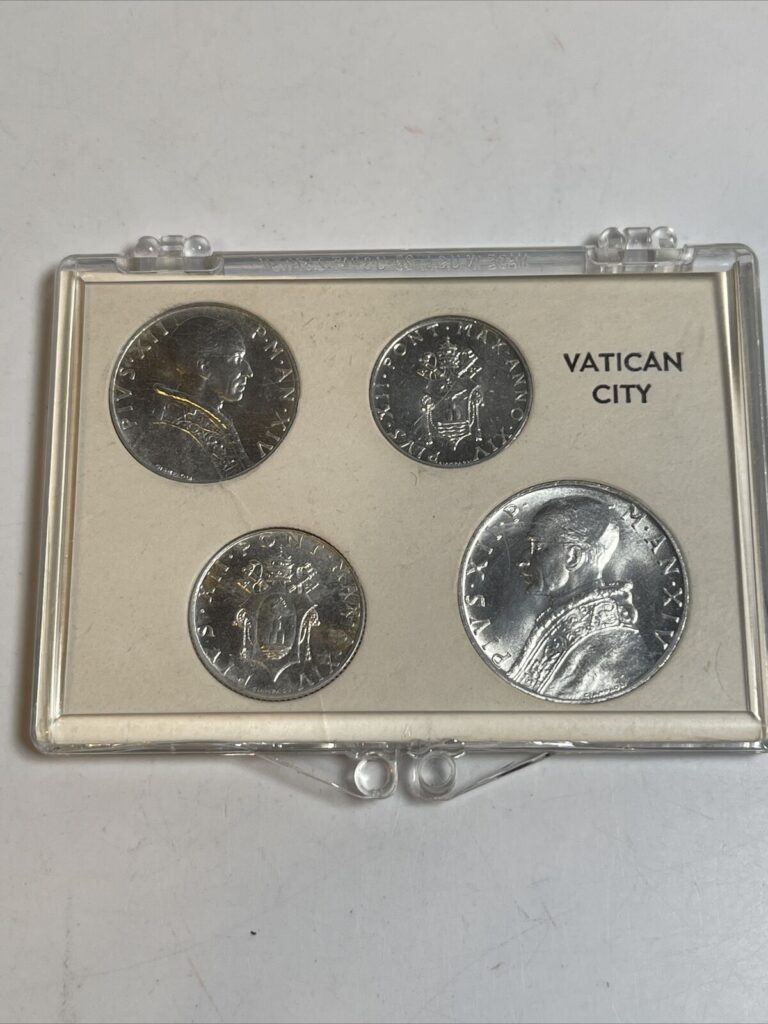 Read more about the article 1952 VATICAN CITY 4-Coin Set NEW UNC POPE PIUS XII 1 2 5 10 LIRE Plastic Holder