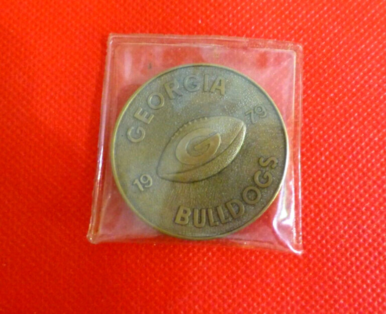 Read more about the article 1979 UGA UNIVERSITY OF GEORGIA BULLDOGS FOOTBALL SCHEDULE COIN TOKEN MEDALLION