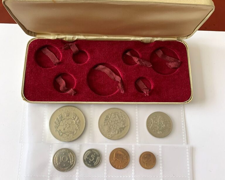 Read more about the article SET COINS MEMORIAL SALOTE TUPOU III OF TONGA   PAANGA and SENITI 1967 PROOF  BOXED