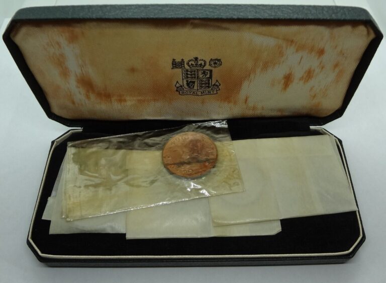 Read more about the article 1964 SOUTH ARABIA (YEMEN)  PROOF SET  4 COINS  ORIGINAL PACKAGE