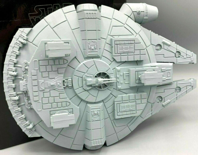 Read more about the article STAR WARS 2011 Millenium Falcon Han Solo SHIP MAKES SOUND – NO COINS INSIDE- NEW