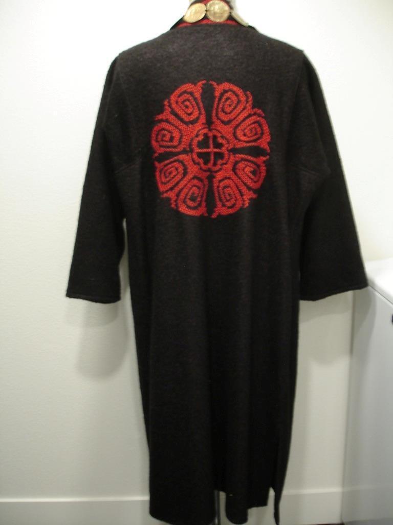 Read more about the article Men’s L Women’s XL Uzbekistan Embroidered Long Coat Black Gold Coin Medallions