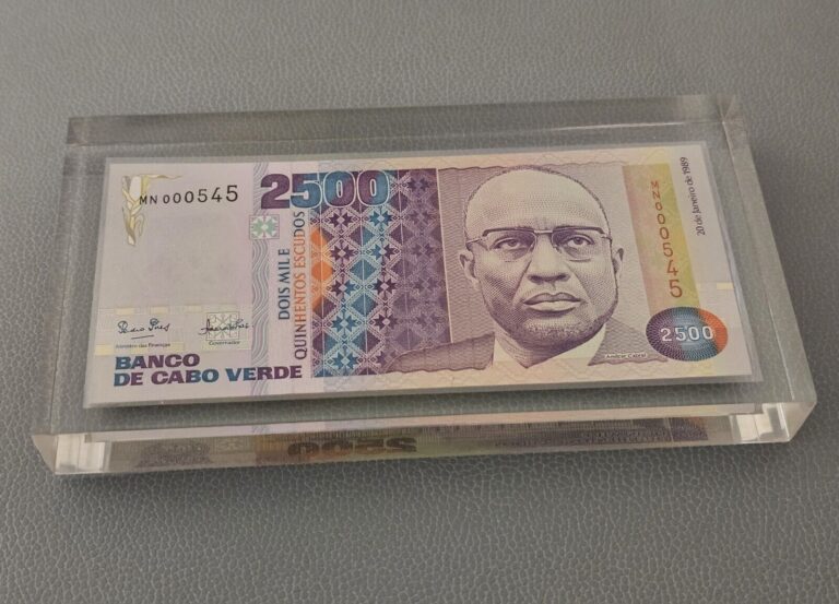 Read more about the article Cape Verde 2500 escudo 1989 P-61 (61a) UNC Lucite Incased As Paperweight 7″×3.5″