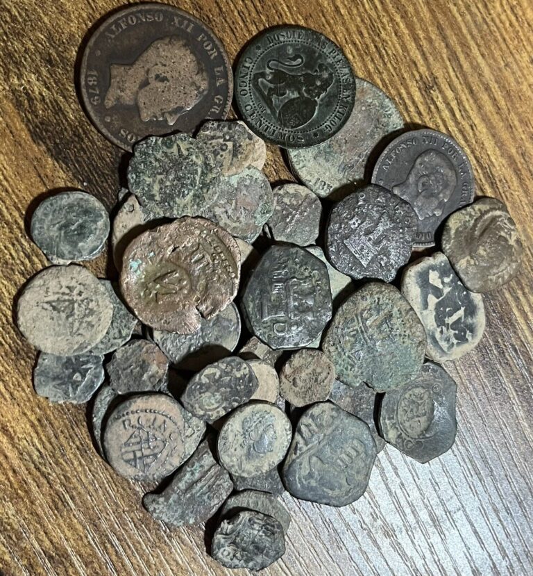 Read more about the article LOT OF 50 OLD COIN GOOD Spanish Medieval Pirate Golden Era Roman Empire Uncleand