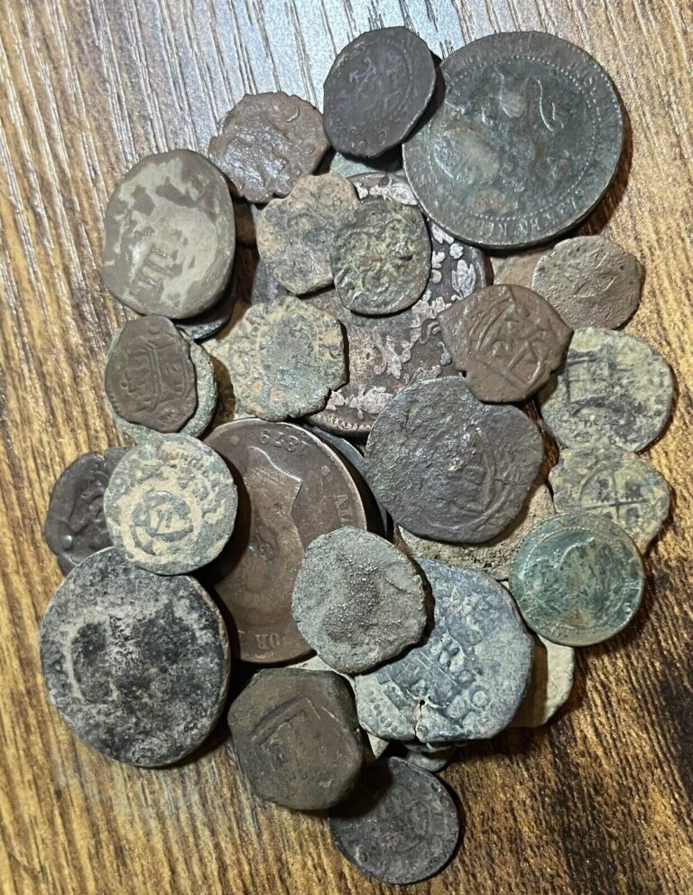 Read more about the article LOT OF 45 OLD COIN GOOD Spanish Medieval Pirate Golden Era Roman Empire Uncleand