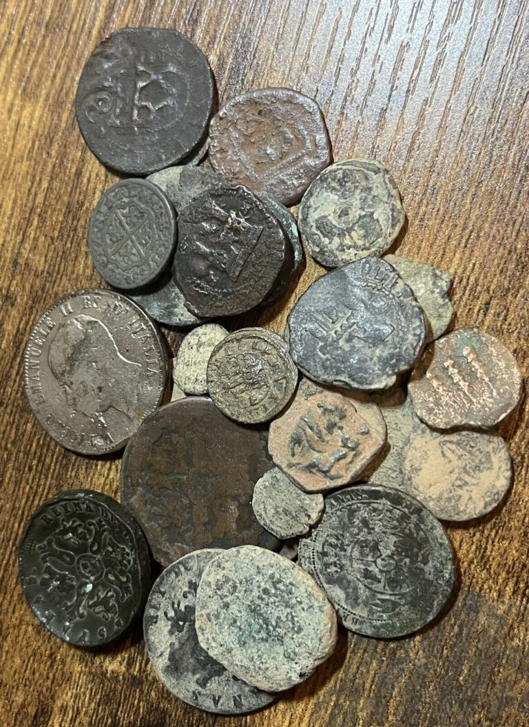 Read more about the article LOT OF 30 OLD COIN GOOD Spanish Medieval Pirate Golden Era Roman Empire Uncleand