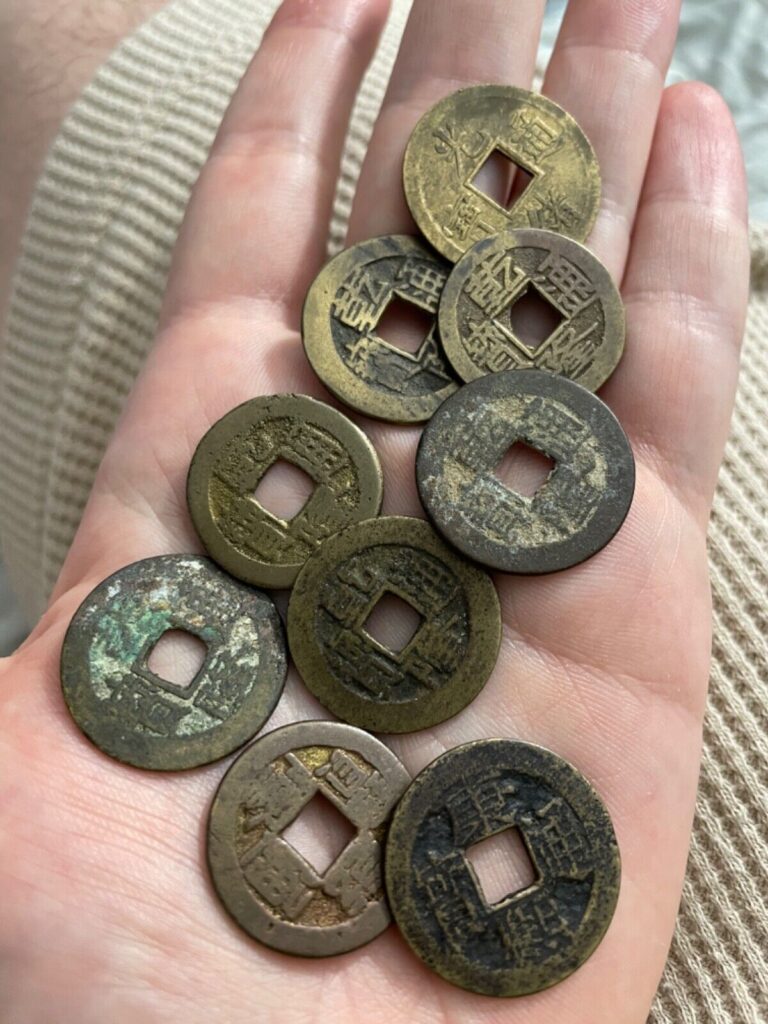Read more about the article Lot of 9 Cash Coins China and 1 gram of silver