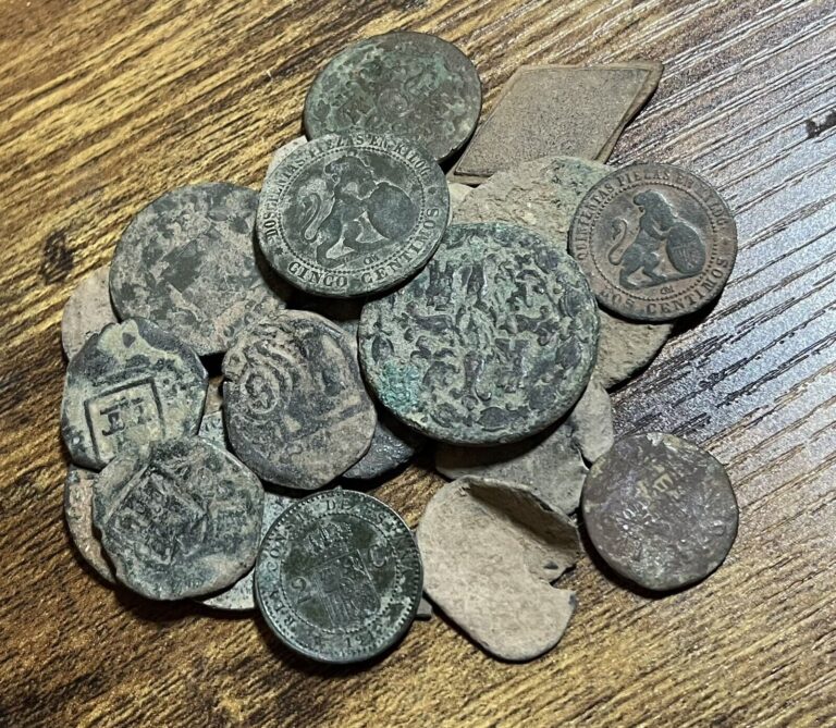 Read more about the article LOT 24 OLD COIN Spanish Medieval Pirate Golden Era Roman Empire Unclean Modern