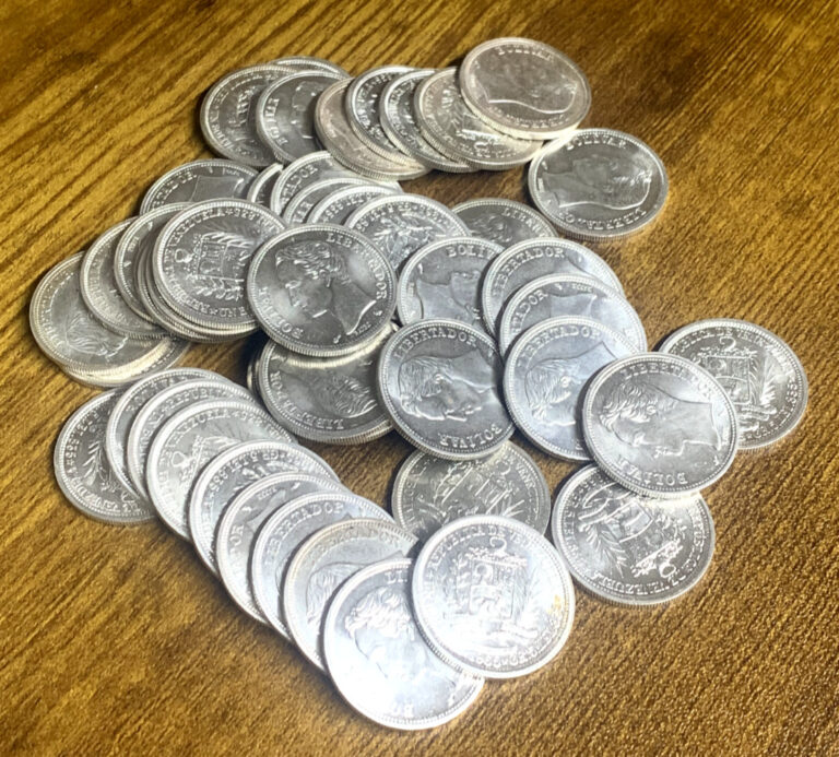Read more about the article (Lot of 10) 1965 Venezuela 1 Bolivar Silver Coins – Uncirculated BU