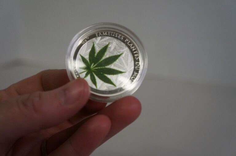 Read more about the article Benin 100 francs Famous World Plants series Cannabis Sativa CuNi coin 2010