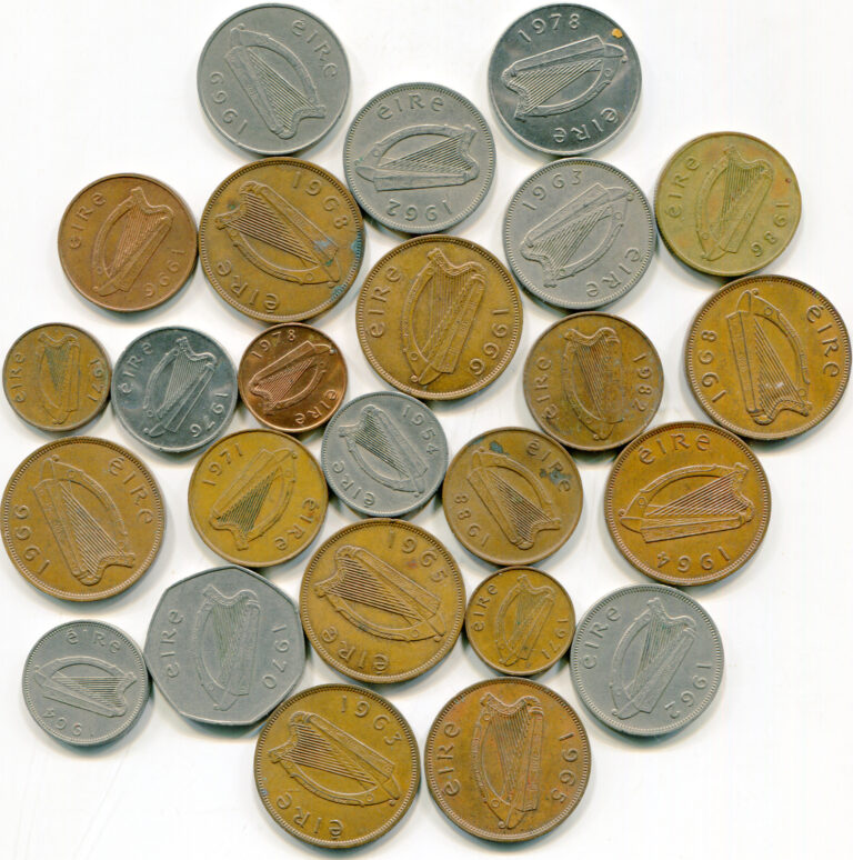 Read more about the article Ireland   well  mixed lot of (25) Vintage obsolete coins     lotdec8778