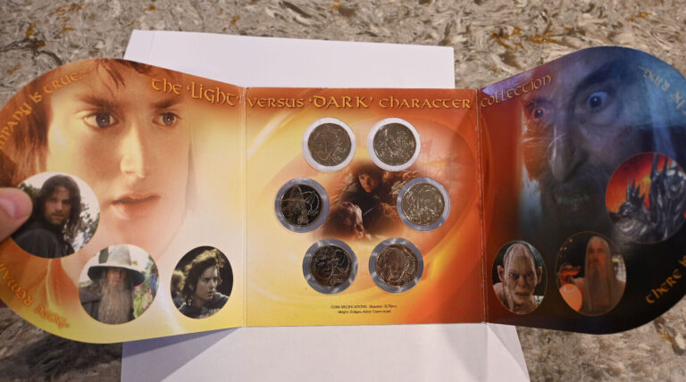 Read more about the article LORD OF THE RINGS 2003 New Zealand $1 Silver Coin Light vs Dark character set