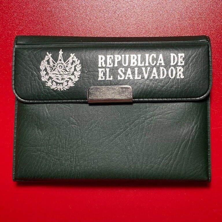 Read more about the article SALVADOR 1971 EMPTY GREEN WALLET FOR 1 and 5 SILVER PROOF COLONES NO COINS NO COA