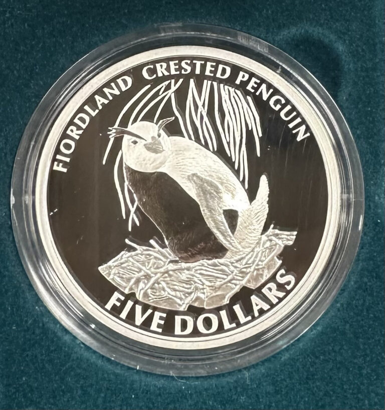 Read more about the article 2005 New Zealand 5$ Silver Coin Penguin  OGP / COA