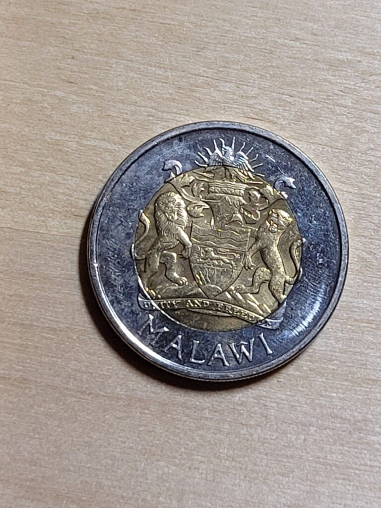 Read more about the article Malawi 5 Kwacha coin  2006. KM# 57  bimetallic. Fisherman and national emblem.
