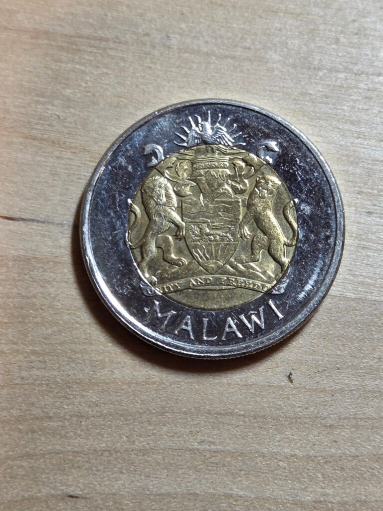 Read more about the article Malawi 5 Kwacha coin  2006. KM# 57  bimetallic. Fisherman and national emblem.