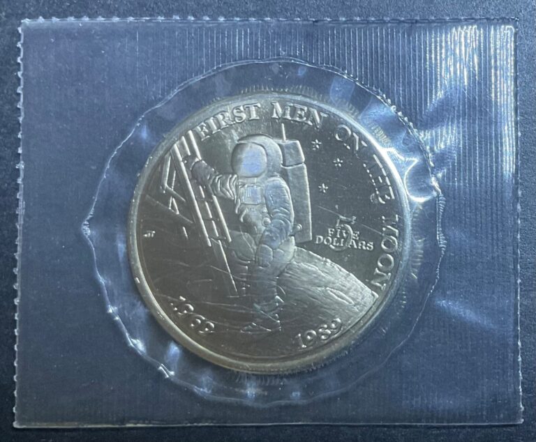Read more about the article 2 1989 First Man On The Moon Republic Of Marshall Islands $5 Commemorative Coins