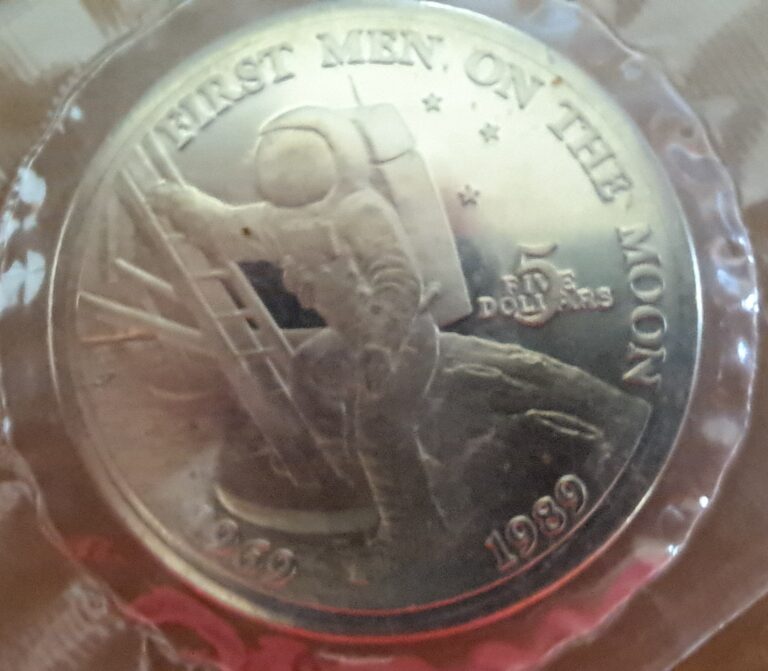 Read more about the article First Man on the Moon  Marshall Islands $5.00 BU Coin  Original Pack w/Astronaut