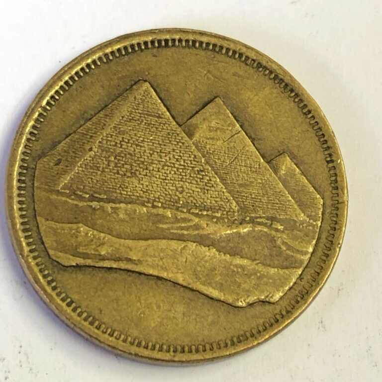 Read more about the article 1404 (1984) EGYPT 5 Qirsh  Three Pyramids of Giza Coin  KM# 622