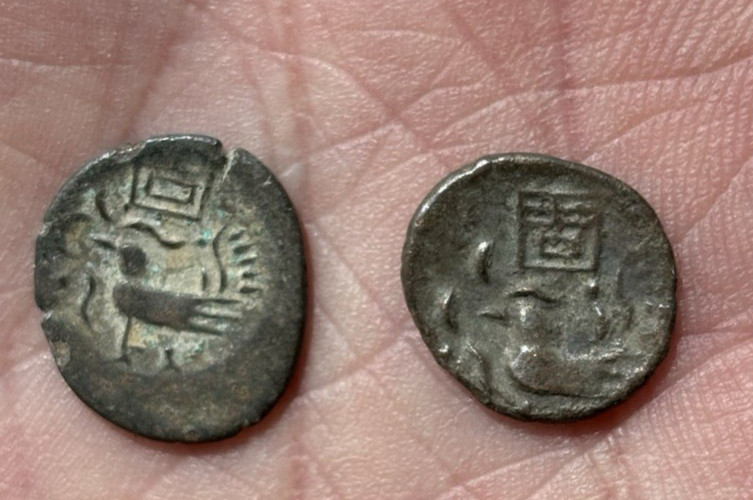 Read more about the article 2 Cambodia Khmer Kingdom 2 PE Bronze Coins c. 1860