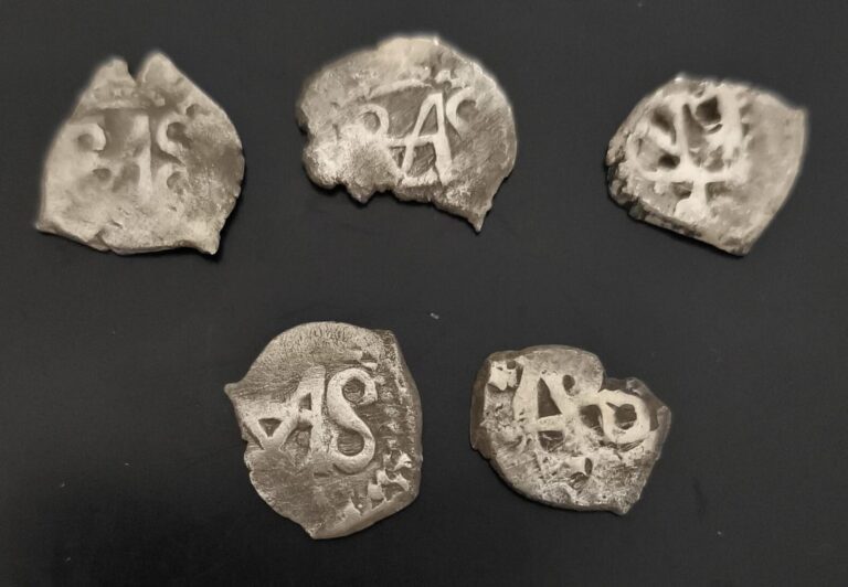 Read more about the article – BOLIVIA- POTOSÍ – 5 Coins- 1/2 REAL Monogram FELIPE V-  SPANISH COL.- COB R05