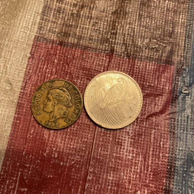 Read more about the article COLOMBIA 1952 2 Centavos   2016 200 Pesos  2 COINS
