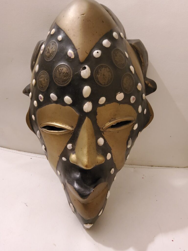 Read more about the article Very Beautiful High Quauality Wooden Mask Africa: Nigeria Coins Bronze Shell Tik