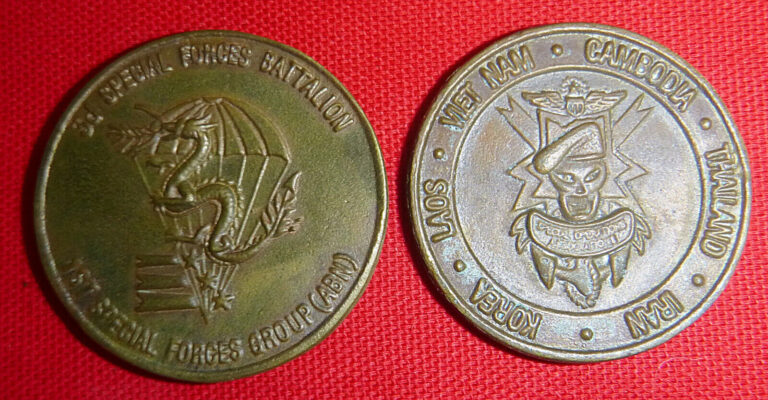 Read more about the article 2 x CHALLENGE COINS – US SPECIAL FORCES – Rare Blank Unnamed  Vietnam War  M.109