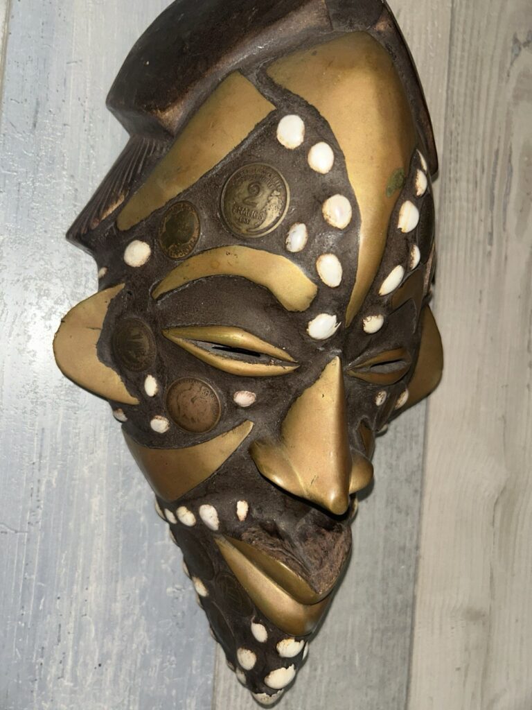 Read more about the article Very Beautiful High Quauality Wooden Mask Africa: Nigeria Coins Bronze Shell Tik