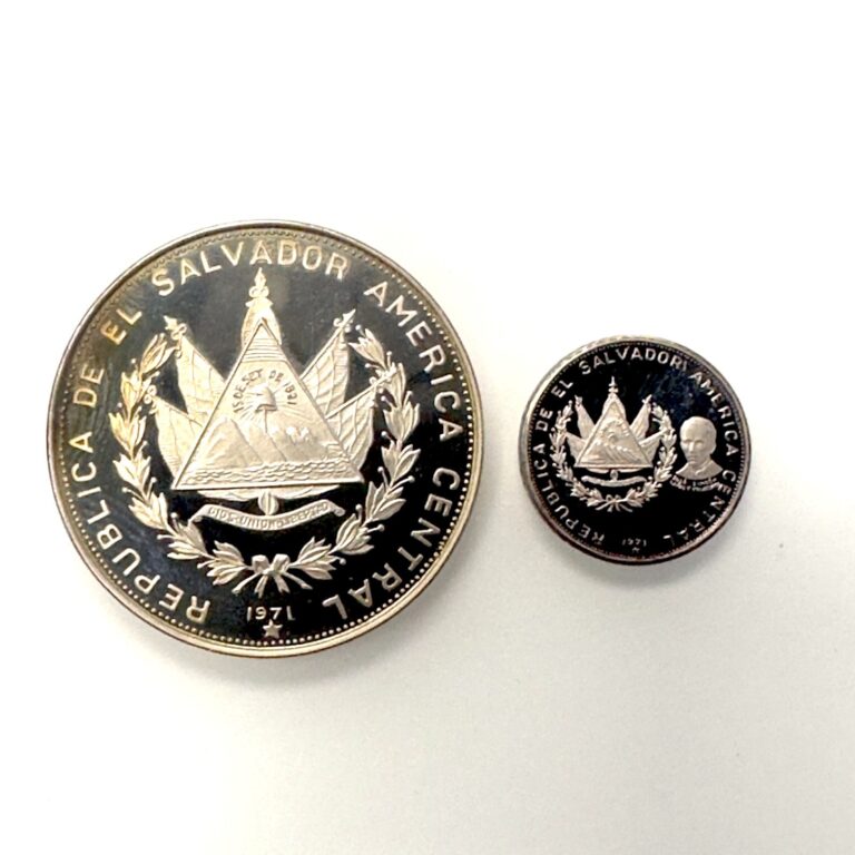 Read more about the article 1971 El Salvador 1 – 5 Colones case with 2 commemorative Silver coins Box