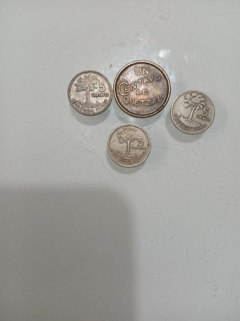 Read more about the article guatemala coins lot UN CENTAVO DE QUETSAL 1946  Y 5Cent.1957 1966 1977