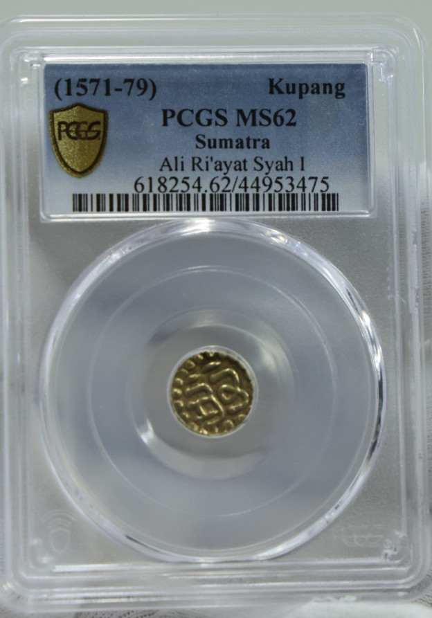 Read more about the article 1571-79 Indonesia Sumatra Gold Kupang. Ali Ri ayat Syah I. PCGS MS 62