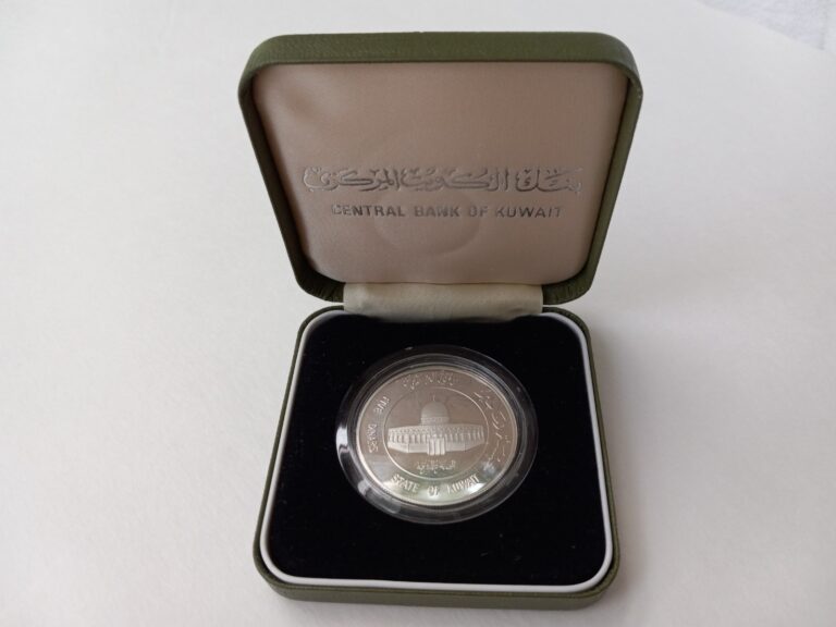 Read more about the article Kuwait 5 Dinar Silver Coin 1401 A.H. w/Case Uncleaned + Untouched for 30+ years