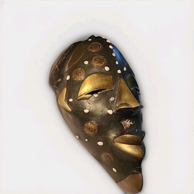 Read more about the article Very Beautiful High Quauality Wooden Mask Africa: Nigeria Coins Bronze Shell Tik