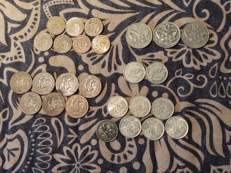 Read more about the article Aussie/New Zealand Lot as Shown–1  2  5  and 10 Pence Coins and Sixpence from 1965