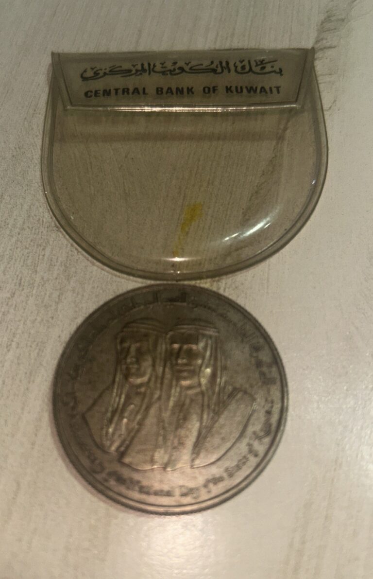 Read more about the article 1976 Kuwait Large Silver Proof 2 Dinars- Nice Case