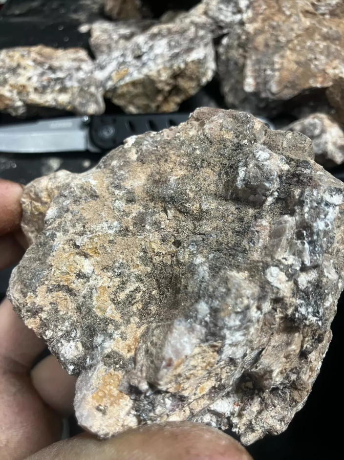 Read more about the article Gold ore direct from the vein FLASH SALE! Unsearched and soft crumble